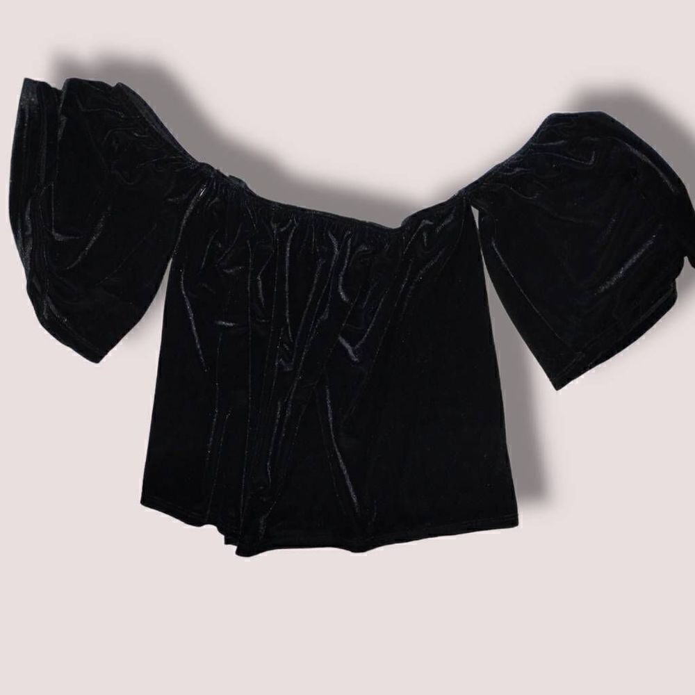 Tres Bien Women's Black Top Sz Small‎ Off Shoulder Sleeve Stretch Velvet Cropped